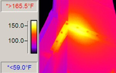 La imagen térmica muestra un aumento de temperatura superficial aproximado de entre 40-50 ˚F (22-28 ˚C).