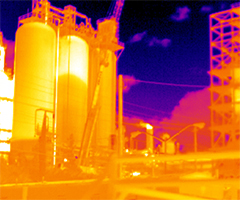 Cette image thermique montre le remplissage de réservoirs avec un matériau solide chaud. Le réservoir de gauche a été rempli, celui du centre est en remplissage, et celui de droite est encore vide.